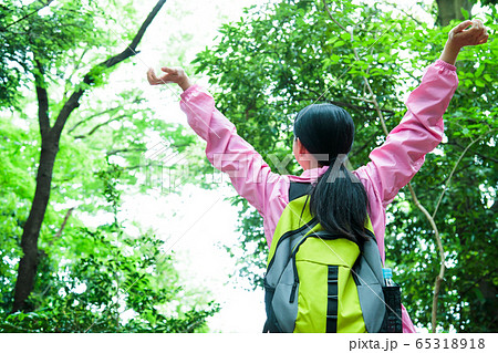 登山　女性　山ガール　トレッキング　山登り　アウトドア　ハイキング 65318918