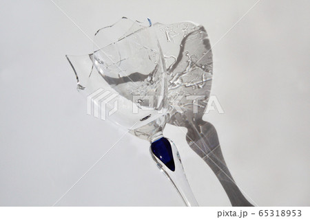 割れたワイングラス 65318953