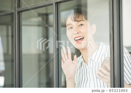 若い　綺麗　女性　会社員　オフィス　スマイル　手　合図　OK　人物　素材 65321003