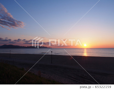 夕暮れ時の海岸 65322159