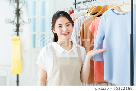 女性　ショップ　接客 65322169