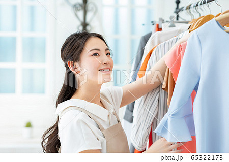女性　ショップ　接客 65322173