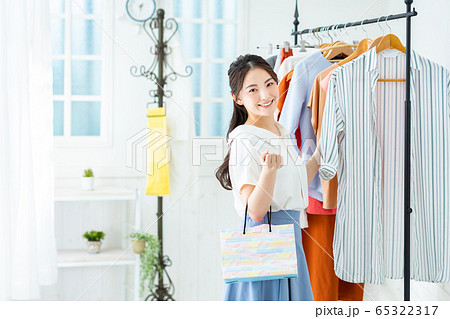 女性　ショッピング　セレクトショップ 65322317