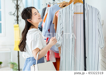 女性　ショッピング　セレクトショップ 65322319
