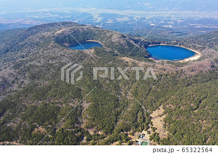 えびの高原の御池と白紫池の空撮 65322564
