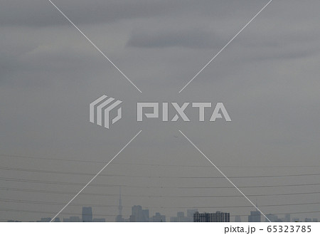 日本の東京都市景観 新型コロナ“都市封鎖”。“柵”の奥に東京都心(暗雲)=17日・宣言から10日 日本の東京都市景観 新型コロナ“都市封鎖”。“柵”の奥に東京都心(暗雲)=17日・宣言から10日 65323785