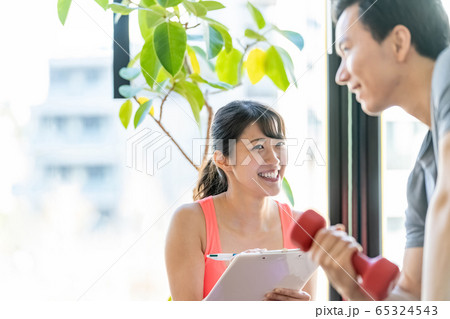 パーソナルジム　女性　トレーナー　インストラクター　ダンベル 65324543