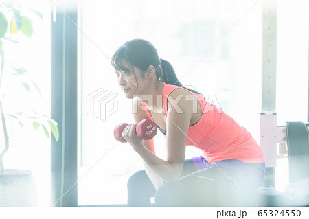 ジム 筋トレ トレーニング ダイエット ダンベル 若い女性 ジム 筋トレ トレーニング ダイエット ダンベル 若い女性 65324550