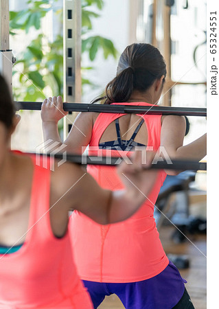 バーベル　スクワット　女性　鏡 65324551