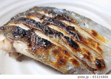 家庭的で素朴な自宅調理の シマアジの塩焼き の写真素材