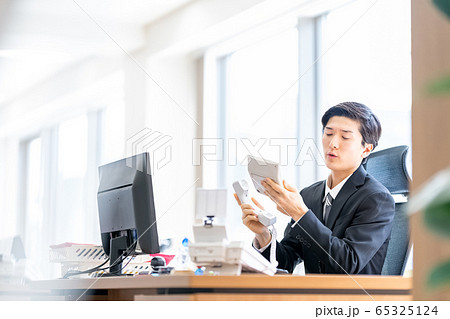 ビジネス　男性　オフィス　トラブル（管理職） 65325124