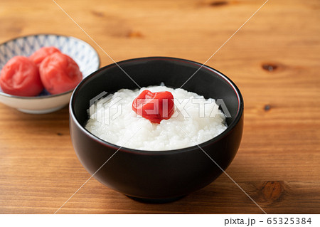 おかゆの上にのせた梅干 65325384