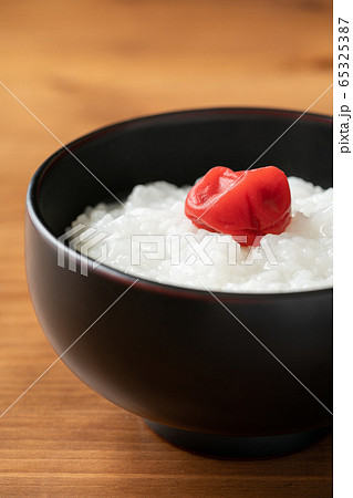 おかゆの上にのせた梅干 65325387