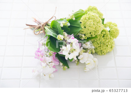 スズランとビバーナムスノーボールのブーケ スズランとビバーナムスノーボールのブーケ 65327713