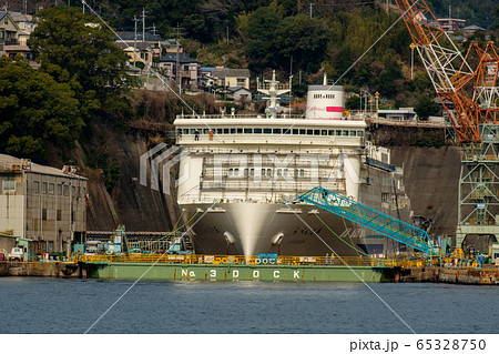 三菱長崎造船所 第三船渠と大型フェリーの写真素材 [65328750] - PIXTA