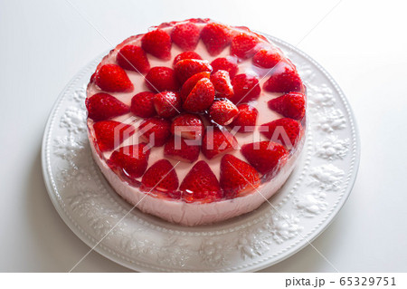 贅沢な苺のスイーツ　　ゼリーケーキ 65329751