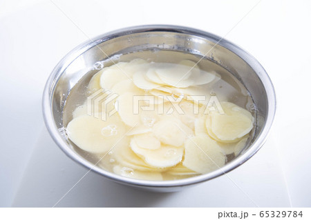 アク抜き　スライスしたポテト　ボウル 65329784