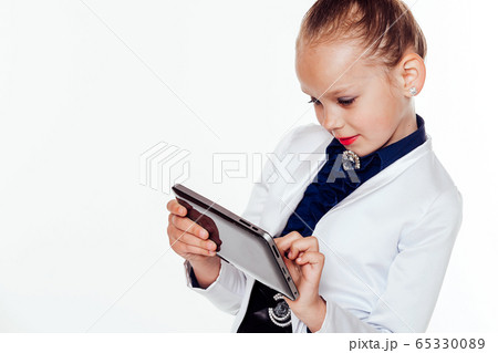 little girl looks at business Lady tablet computer little girl looks at business Lady tablet computer 65330089
