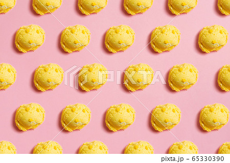 Seamless pattern of balls of natural colorful ice cream on a pink background 65330390