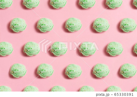 Seamless pattern of balls of natural colorful ice cream on a pink background 65330391