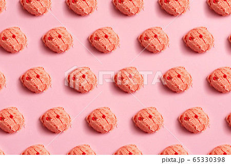 Seamless pattern of balls of natural ice cream on a pink background 65330398