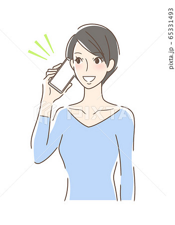 笑顔でスマホで通話する女性 65331493