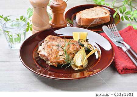 チキンガーリックハーブステーキ、鶏もも肉のニンニク・ローズマリー風味焼き、スタミナ料理。 65331901