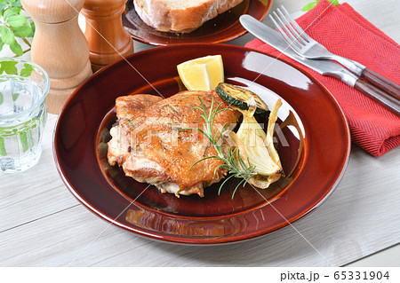 チキンガーリックハーブステーキ 鶏もも肉のニンニク ローズマリー風味焼き スタミナ料理 の写真素材