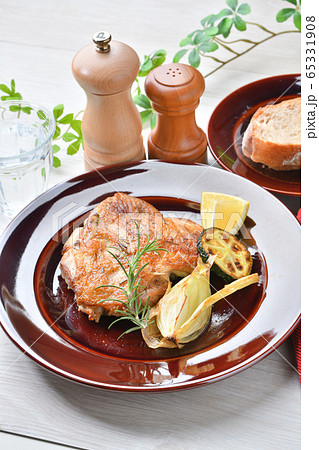 チキンガーリックハーブステーキ、鶏もも肉のニンニク・ローズマリー風味焼き、スタミナ料理。 65331908