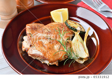 チキンガーリックハーブステーキ、鶏もも肉のニンニク・ローズマリー風味焼き、スタミナ料理。 65331912