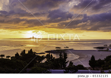 沖縄県 エメラルドビーチの美しい夕景 伊江島に沈む夕日 沖縄県 エメラルドビーチの美しい夕景 伊江島に沈む夕日 65332135