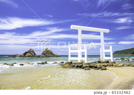 福岡県 糸島市  美しい二見ヶ浦の海と夫婦岩 65332462
