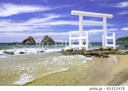 福岡県 糸島市  美しい二見ヶ浦の海と夫婦岩 65332478