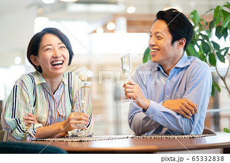 乾杯　シャンパン　ホテル　ラウンジ 65332838