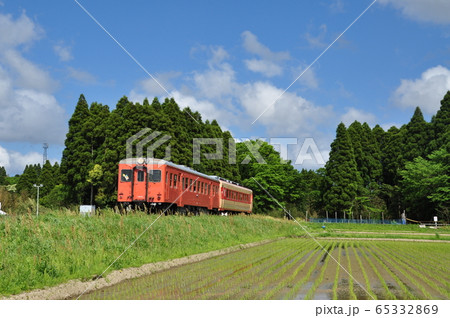 いすみ鉄道いすみ線 大多喜 新田野駅間を走る急行列車 キハ52形 の写真素材