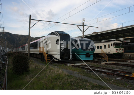 マリンエクスプレス踊り子、スーパビュー踊り子、踊り子号の並び(伊豆急下田駅にて) マリンエクスプレス踊り子、スーパビュー踊り子、踊り子号の並び(伊豆急下田駅にて) 65334230