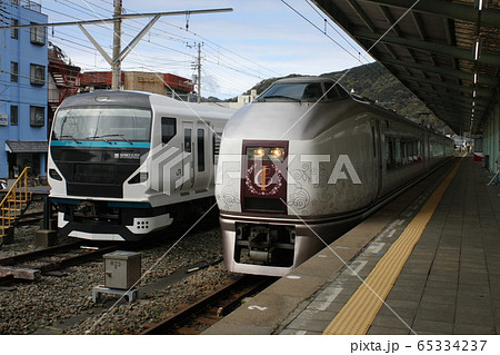 E257系踊り子号と伊豆クレイルの並び（伊豆急下田駅にて） 65334237