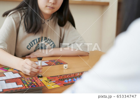 ボードゲームをする家族 ボードゲームをする家族 65334747