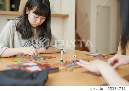 ボードゲームをする家族 65334751