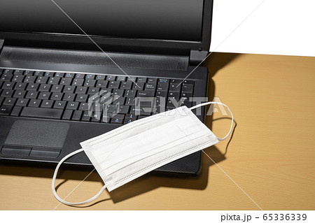 マスクとノートPC 65336339