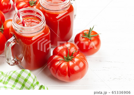 Fresh tomato juice and ripe tomatoes Fresh tomato juice and ripe tomatoes 65336906