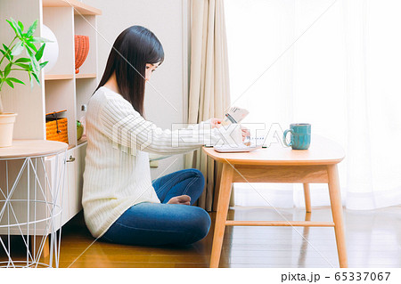 現金を手にノートに記入する女性 手書き家計簿 やりくり 生計 管理 コピースペース 現金を手にノートに記入する女性 手書き家計簿 やりくり 生計 管理 コピースペース 65337067