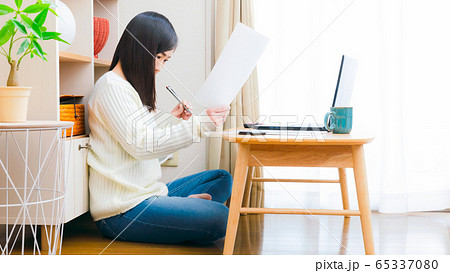 書類　記入する女性　コピースペース　16:9 65337080