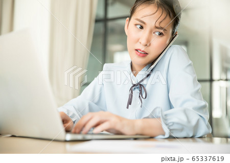 若い　女性　会社員　仕事　困る　激務　多忙　人物　素材 65337619