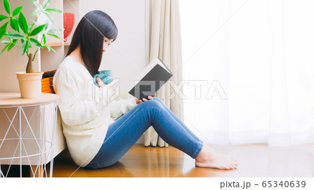 読書する女性 趣味 勉強 教養 ベストセラー コピースペース 読書する女性 趣味 勉強 教養 ベストセラー コピースペース 65340639