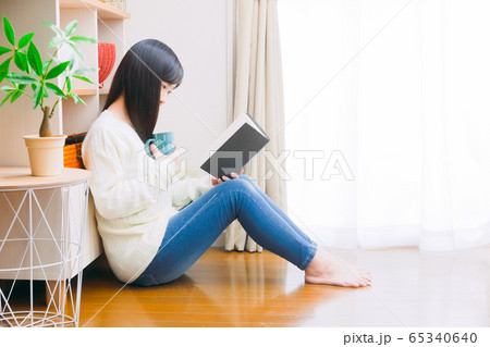 読書する女性 趣味 勉強 教養 ベストセラー コピースペース 読書する女性 趣味 勉強 教養 ベストセラー コピースペース 65340640