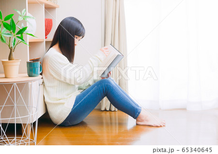 読書する女性 趣味 勉強 教養 ベストセラー コピースペース 読書する女性 趣味 勉強 教養 ベストセラー コピースペース 65340645