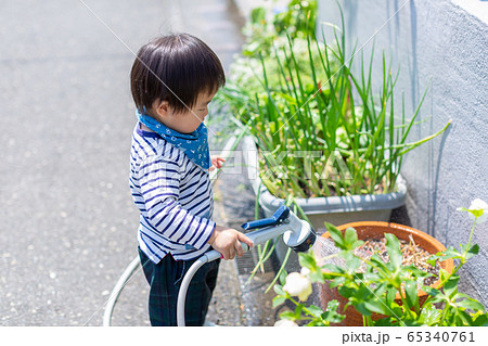 水撒きをする幼児 1歳 男児 水撒きをする幼児 1歳 男児 65340761