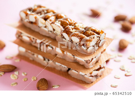 Almond protein bars 65342510