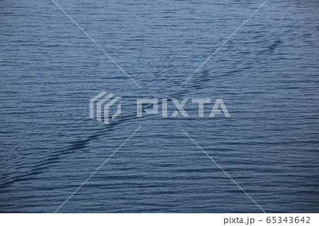 静かな海面に現れた潮目のさざ波 静かな海面に現れた潮目のさざ波 65343642